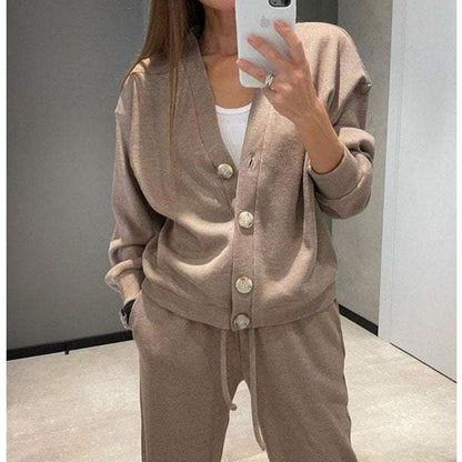 50%Rabatt💥 Herbstlicher neuer Stil Zweiteiliges Set aus gestrickter Jacke mit Knöpfen und Hose für Damen